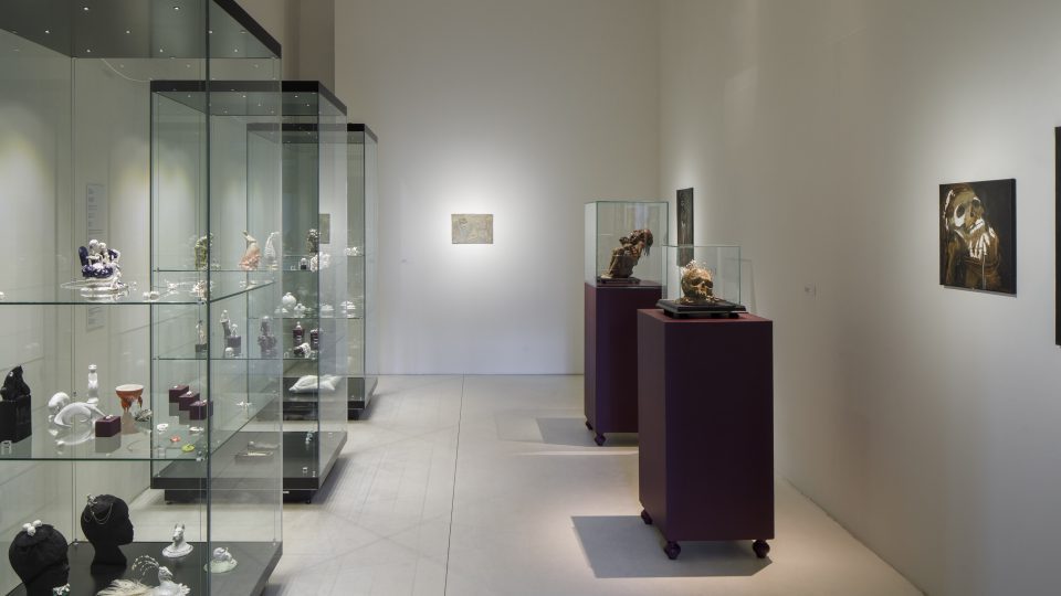 Mumie v krajkách, porcelánové plastiky a šperky Terezy Eisnerové-9365