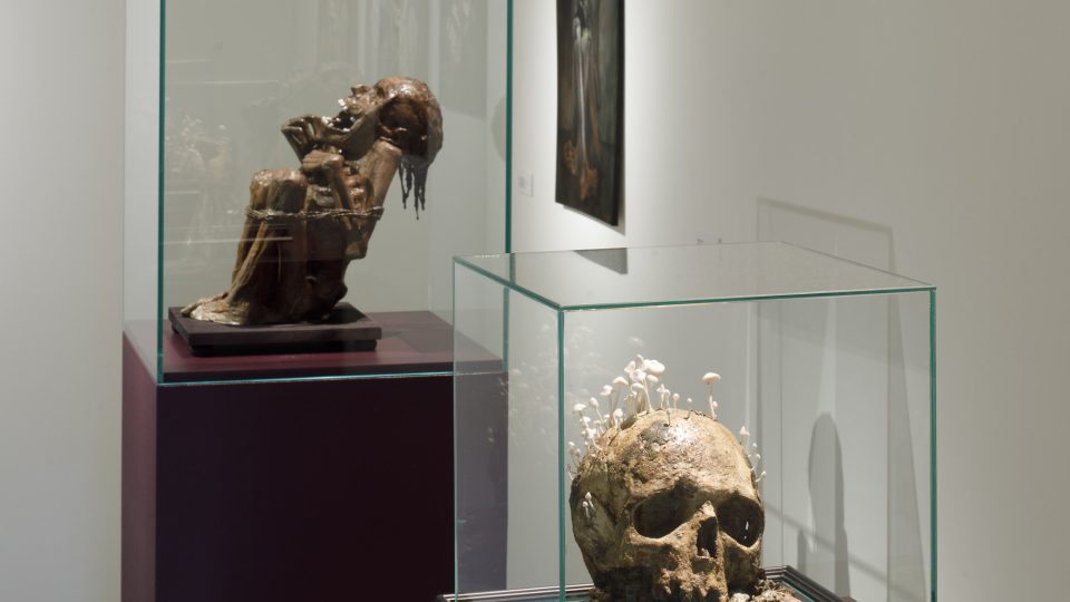 Mumie v krajkách, porcelánové plastiky a šperky Terezy Eisnerové-9371