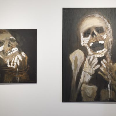 Mumie v krajkách, porcelánové plastiky a šperky Terezy Eisnerové-9377