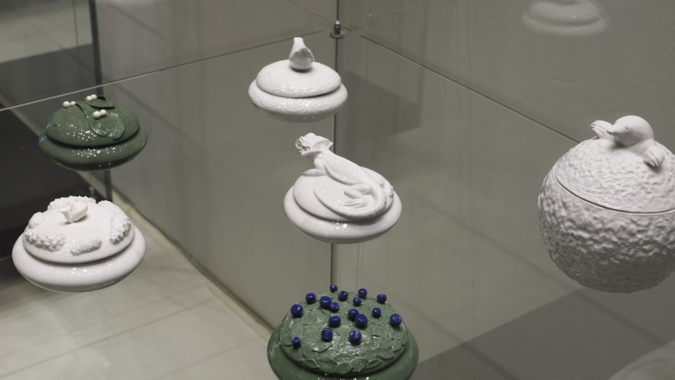 Mumie v krajkách, porcelánové plastiky a šperky Terezy Eisnerové-9398