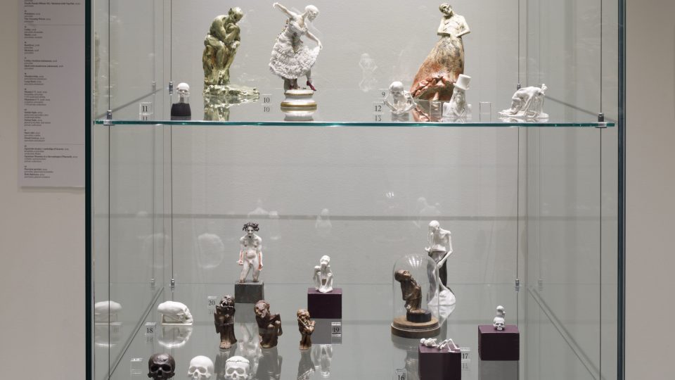 Mumie v krajkách, porcelánové plastiky a šperky Terezy Eisnerové-9415