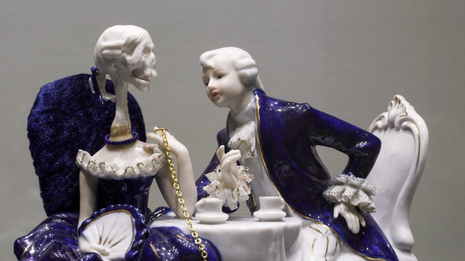 Mumie v krajkách, porcelánové plastiky a šperky Terezy Eisnerové-9420