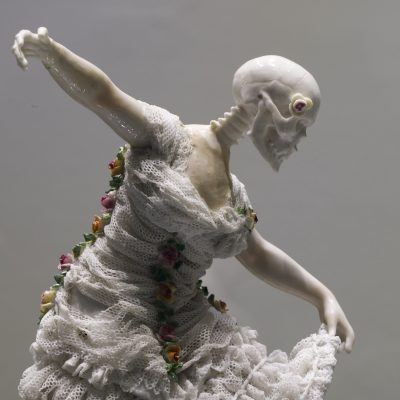 Mumie v krajkách, porcelánové plastiky a šperky Terezy Eisnerové-9424