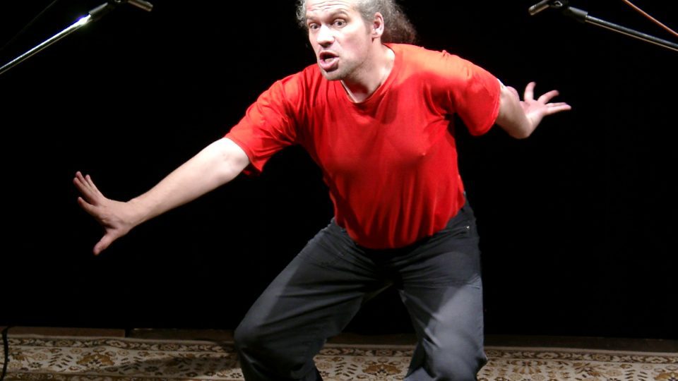 Performance fyzického básnictví k dílu Dalibora Chatrného