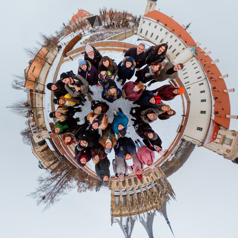 Kateřina Šedá – ŠŤASTNÍ A VESELÍ